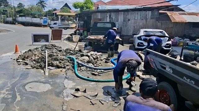 Kondisi terkini perbaikan pipa bocor dari tekanan aspal oleh PDAM Cab. Tenggarong, Rabu (8/7/26). (Dilla/lingkarkaltim)