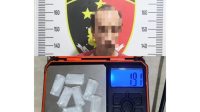 Pelaku beserta barang bukti yang diamankan polsek tenggarong, Jumat (31/7/26). (Doc. Humas Polres Kukar)