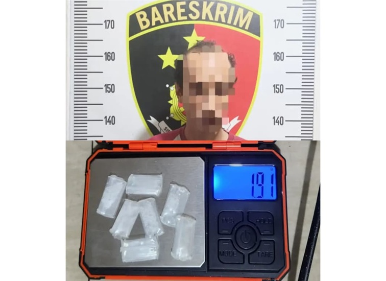 Pelaku beserta barang bukti yang diamankan polsek tenggarong, Jumat (31/7/26). (Doc. Humas Polres Kukar)