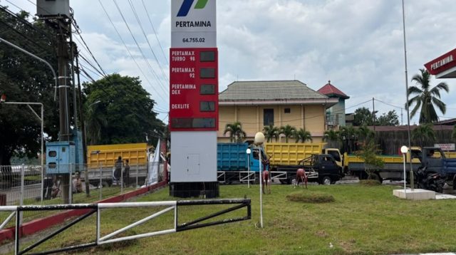 Antrean Kendaraan di SPBU Timbau, Jum'at (3/7/2026) (Rizki/Lingkarkaltim)