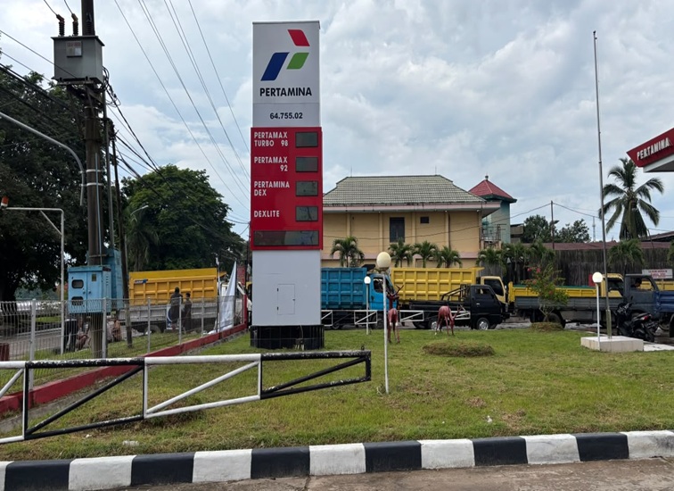 Antrean Kendaraan di SPBU Timbau, Jum'at (3/7/2026) (Rizki/Lingkarkaltim)
