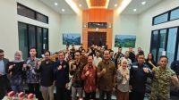 Pembukaan pembekalan Kode Etik Jurnalistik dan pelatihan public speaking PWI Kukar di Gedung Serba Guna PT MGRM, Sabtu (25/7/26). (Dilla/lingkarkaltim)