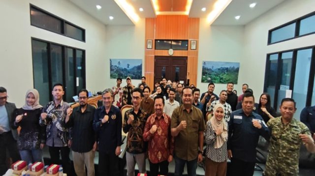 Pembukaan pembekalan Kode Etik Jurnalistik dan pelatihan public speaking PWI Kukar di Gedung Serba Guna PT MGRM, Sabtu (25/7/26). (Dilla/lingkarkaltim)