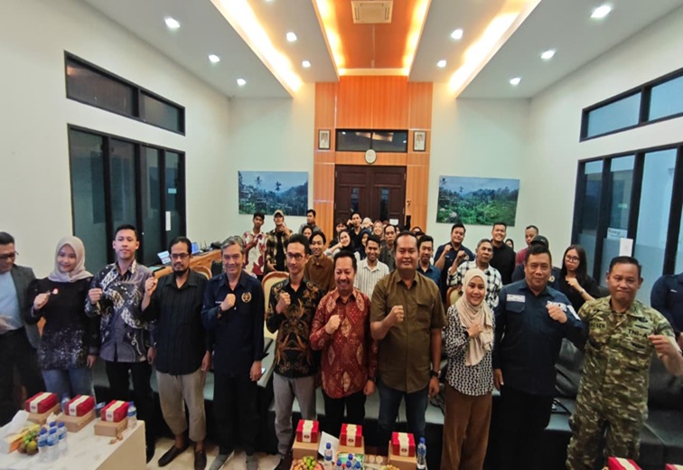 Pembukaan pembekalan Kode Etik Jurnalistik dan pelatihan public speaking PWI Kukar di Gedung Serba Guna PT MGRM, Sabtu (25/7/26). (Dilla/lingkarkaltim)