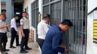 Petugas lapas lakukan razia di sejumlah kamar WBP di Lapas Tenggarong Kelas IIA, Mangkuraja, Senin (27/7/26). (Doc. Humas lapas Tenggarong kelas IIA Tenggarong)
