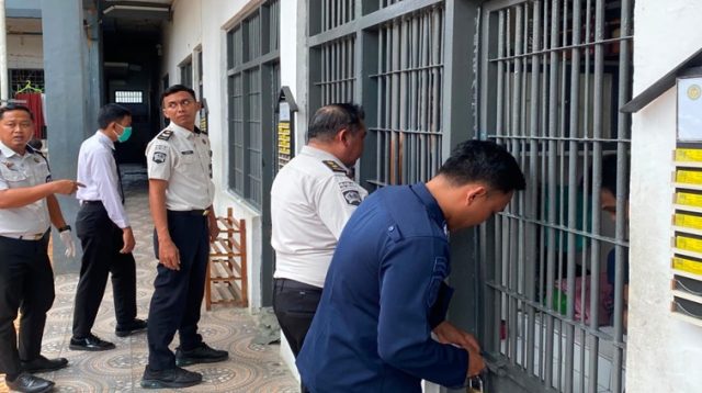 Petugas lapas lakukan razia di sejumlah kamar WBP di Lapas Tenggarong Kelas IIA, Mangkuraja, Senin (27/7/26). (Doc. Humas lapas Tenggarong kelas IIA Tenggarong)