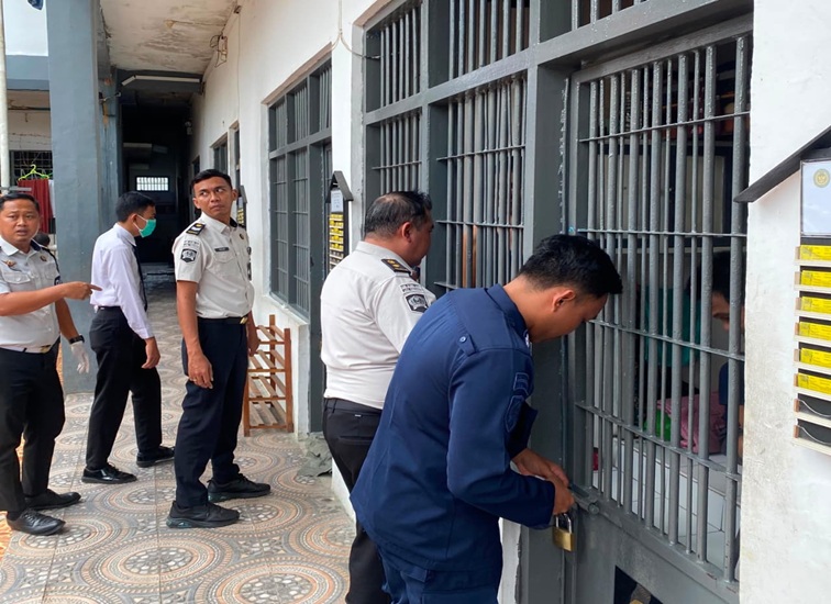 Petugas lapas lakukan razia di sejumlah kamar WBP di Lapas Tenggarong Kelas IIA, Mangkuraja, Senin (27/7/26). (Doc. Humas lapas Tenggarong kelas IIA Tenggarong)