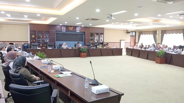 RDP DPRD Kukar bersama para Kepala Sekolah Swasta beserta pihak terkait mengenai permasalahan penyimpanan insentif guru, Rabu, (22/7/26). (M. As'ari/Lingkarkaltim)