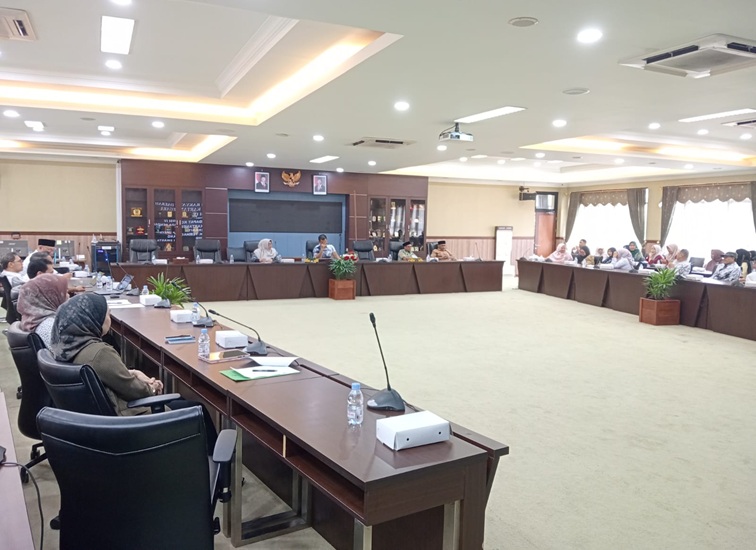 RDP DPRD Kukar bersama para Kepala Sekolah Swasta beserta pihak terkait mengenai permasalahan penyimpanan insentif guru, Rabu, (22/7/26). (M. As'ari/Lingkarkaltim)