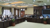 RDP DPRD Kukar bersama masyarakat Desa Sungai Payang, HMI Komisariat Hukum Kukar dan pihak-pihak terkait. (Lingkar Kaltim/M. As'ari)