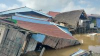 Kondisi Rumah warga yang ambruk di pinggir sunga mahakam, Jalan Muhammad Noh RT 08, Kec. Tenggarong Seberang, Selasa (14/7/26). (Doc. Deni Irawan)