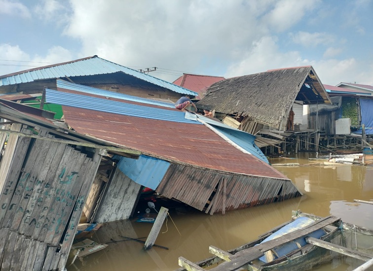 Kondisi Rumah warga yang ambruk di pinggir sunga mahakam, Jalan Muhammad Noh RT 08, Kec. Tenggarong Seberang, Selasa (14/7/26). (Doc. Deni Irawan)