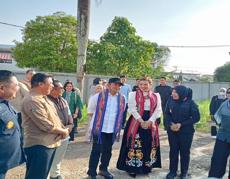 Gubernur Kaltim Rudy Mas'ud bersama rombongan saat meninjau langsung pembangunan gedung Lapas Perempuan Kelas IIA Tenggarong. (Lingkar Kaltim/M. As'ari)