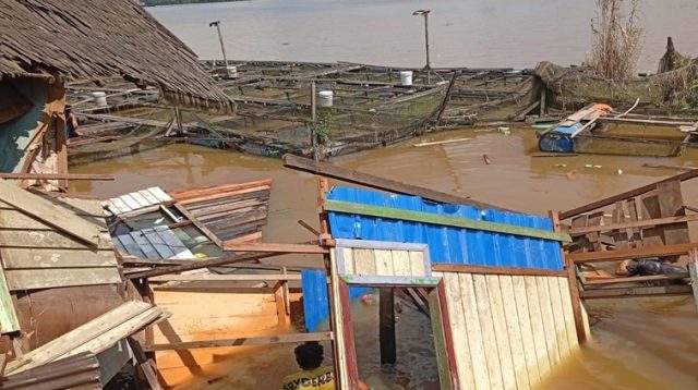 Kondisi rumah warga yang amblas di sungai mahakam, Desa Embalut, Kec. Tenggarong Seberang, Selasa (14/7/26). (Doc. Riduar)