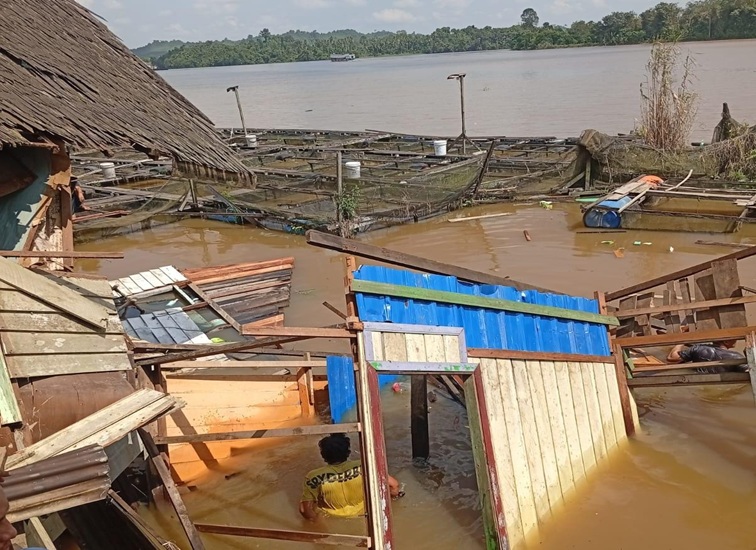 Kondisi rumah warga yang amblas di sungai mahakam, Desa Embalut, Kec. Tenggarong Seberang, Selasa (14/7/26). (Doc. Riduar)
