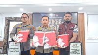 Jajaran pimpinan Polres Kukar Kasatnarkoba AKP Aulia Hadi Rahman (Kiri), Wakapolres Kompol Izdiharuddin Faris Raharja Putra (tengah), dan Kabag Ops AKP Ecky Widi Prawira (kanan), membeberkan hasil Operasi Antik Mahakam 2026 beserta barang bukti kejahatan narkotika di Mapolres Kukar, Jumat (31/7/2026). (Dilla/lingkarkaltim)