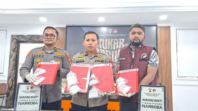 Jajaran pimpinan Polres Kukar Kasatnarkoba AKP Aulia Hadi Rahman (Kiri), Wakapolres Kompol Izdiharuddin Faris Raharja Putra (tengah), dan Kabag Ops AKP Ecky Widi Prawira (kanan), membeberkan hasil Operasi Antik Mahakam 2026 beserta barang bukti kejahatan narkotika di Mapolres Kukar, Jumat (31/7/2026). (Dilla/lingkarkaltim)