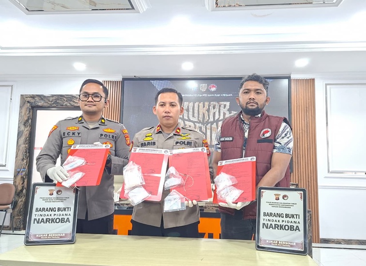 Jajaran pimpinan Polres Kukar Kasatnarkoba AKP Aulia Hadi Rahman (Kiri), Wakapolres Kompol Izdiharuddin Faris Raharja Putra (tengah), dan Kabag Ops AKP Ecky Widi Prawira (kanan), membeberkan hasil Operasi Antik Mahakam 2026 beserta barang bukti kejahatan narkotika di Mapolres Kukar, Jumat (31/7/2026). (Dilla/lingkarkaltim)