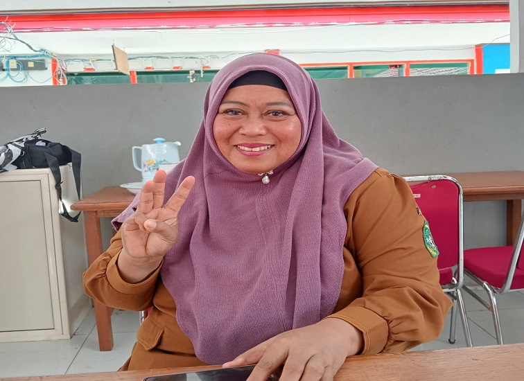 Kepala SMP Negeri 3 Tenggarong, Sariyani. Senin, (6/7/26) (Lingkar Kaltim/M. As'ari)