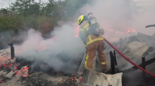Personil Damkar saat melakukan pendinginan mes bangsalan, Tenggarong Seberang, Desa Karang Tunggal, Jumat (17/7/26). (Doc. Damkarmatan Kukar)