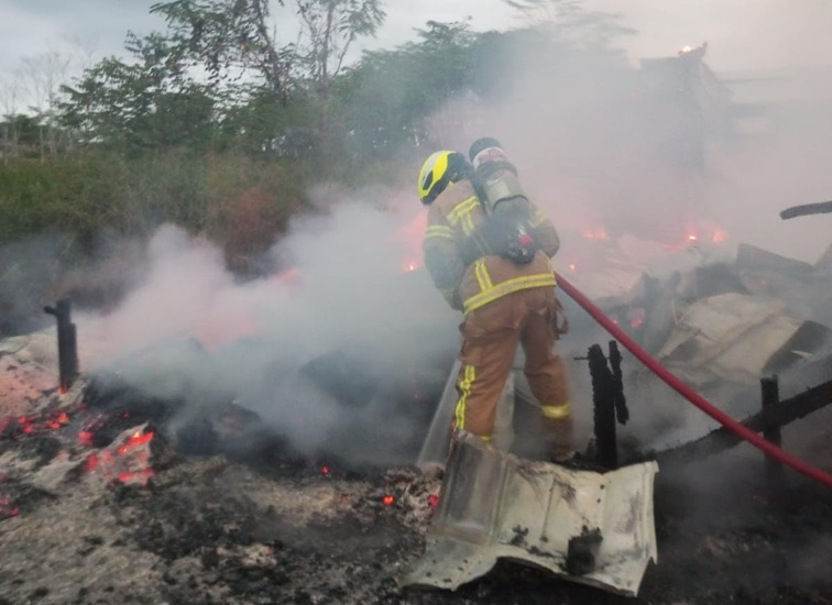 Personil Damkar saat melakukan pendinginan mes bangsalan, Tenggarong Seberang, Desa Karang Tunggal, Jumat (17/7/26). (Doc. Damkarmatan Kukar)