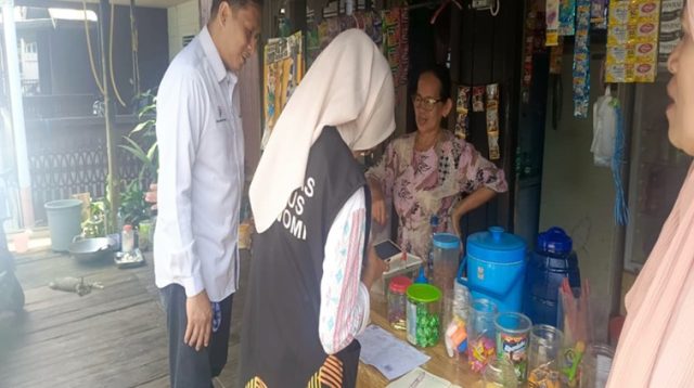 Anggota Sensus Ekonomi 2026 menggunakan rompi mendata warga di Desa Loa Duri Ilir, Kec. Loa Janan, Senin (6/7/26).