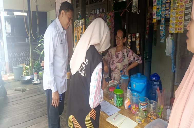 Anggota Sensus Ekonomi 2026 menggunakan rompi mendata warga di Desa Loa Duri Ilir, Kec. Loa Janan, Senin (6/7/26).