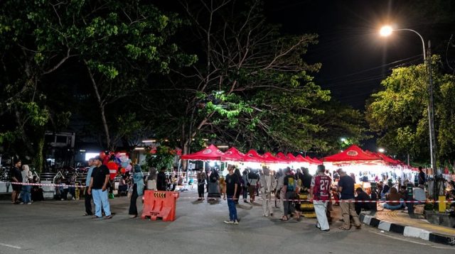 Aktivitas masyarakat saat mengunjungi SOE pada Sabtu (11/7/2026) malam Minggu. (Lingkar Kaltim/M. As'ari)
