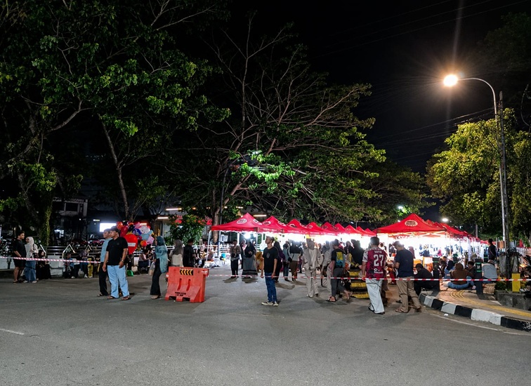 Aktivitas masyarakat saat mengunjungi SOE pada Sabtu (11/7/2026) malam Minggu. (Lingkar Kaltim/M. As'ari)