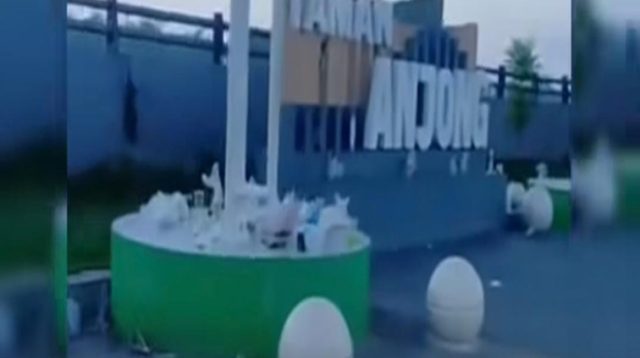 Video menampakkan sampah berserakan di Taman Tanjung, Minggu (5/7/26). (Screenshoot Video)