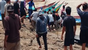 Evakuasi Mayat Pemancing di Sungai Desa Tuana Tuha, Senin (20/7/26). (Doc. Polsek Kenohan)
