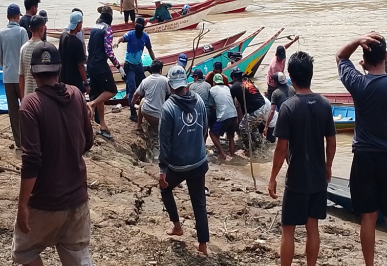 Evakuasi Mayat Pemancing di Sungai Desa Tuana Tuha, Senin (20/7/26). (Doc. Polsek Kenohan)
