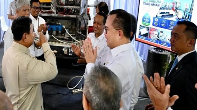 Presiden Prabowo Subianto meninjau sejumlah hasil riset dan inovasi yang dikembangkan Badan Riset dan Inovasi Nasional (BRIN) sebelum menemui sekitar 150 periset BRIN di Istana Kepresidenan Jakarta, pada Kamis, (6/8/2026).