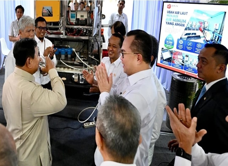 Presiden Prabowo Subianto meninjau sejumlah hasil riset dan inovasi yang dikembangkan Badan Riset dan Inovasi Nasional (BRIN) sebelum menemui sekitar 150 periset BRIN di Istana Kepresidenan Jakarta, pada Kamis, (6/8/2026).