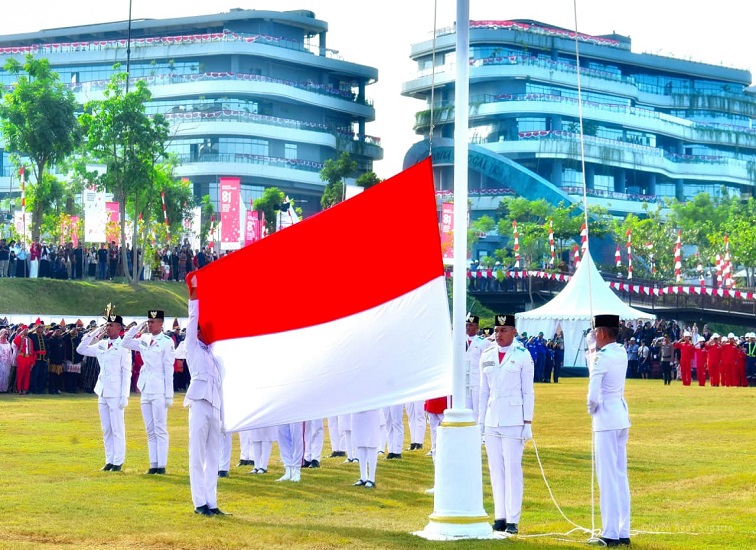 Suasana khidmat Upacara Pengibaran Bendera Sang Merah Putih dalam rangka Peringatan Hari Ulang Tahun ke-81 Republik Indonesia di Ibu Kota Nusantara (IKN).(Dok.IKN)