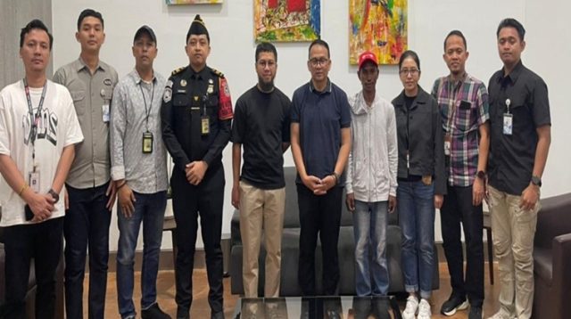 Kementerian Kelautan dan Perikanan (KKP) mengawal proses penanganan dan pemulangan Rahmad Labada, awak kapal perikanan KM El Malika dari Republik Palau, yang ditemukan selamat setelah sempat hilang kontak di laut selama 13 hari. (Dok. Kementerian Kelautan dan Perikanan)