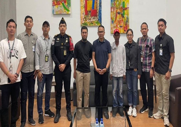 Kementerian Kelautan dan Perikanan (KKP) mengawal proses penanganan dan pemulangan Rahmad Labada, awak kapal perikanan KM El Malika dari Republik Palau, yang ditemukan selamat setelah sempat hilang kontak di laut selama 13 hari. (Dok. Kementerian Kelautan dan Perikanan)