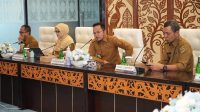 RAPAT GUBERNUR Gubernur Rudy Mas'ud saat memimpin Morning Briefing di Ruang Ruhui Rahayu, Kantor Gubernur Kaltim, Senin (31/8/2026).(Dok.Humas Pemprov Kaltim)