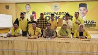 Sejumlah pimpinan tingkat kecamatan Partai Golkar foto bersama SC Panitia Musda, sesaat setelah pengambilan formulir.(Dok.Partai Golkar Kukar)