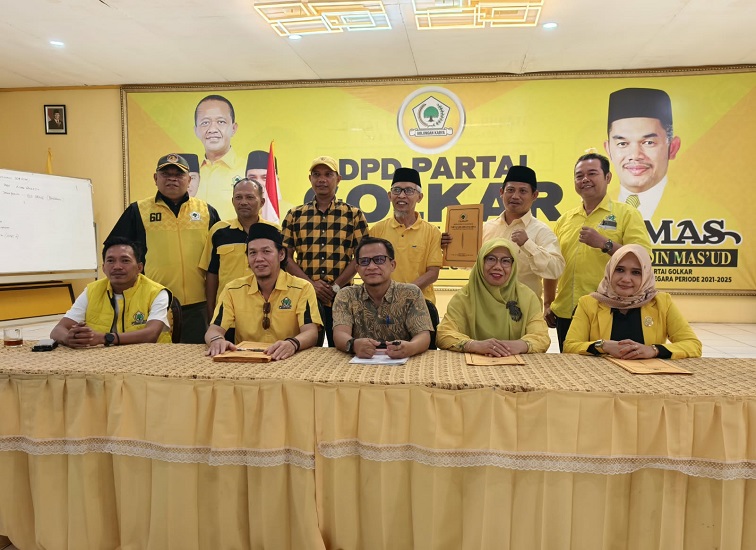 Sejumlah pimpinan tingkat kecamatan Partai Golkar foto bersama SC Panitia Musda, sesaat setelah pengambilan formulir.(Dok.Partai Golkar Kukar)