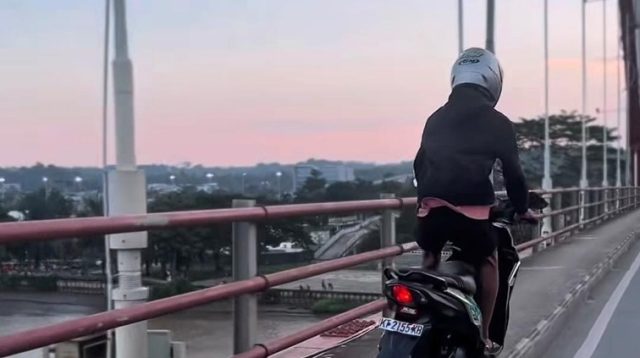 Aksi Pemuda saat mengendarai motor di pinggir trotoar Jembatan Mahakam, Tenggarong. (Doc. Tangkapan layar)