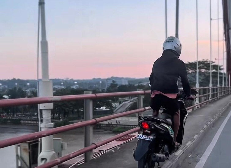 Aksi Pemuda saat mengendarai motor di pinggir trotoar Jembatan Mahakam, Tenggarong. (Doc. Tangkapan layar)