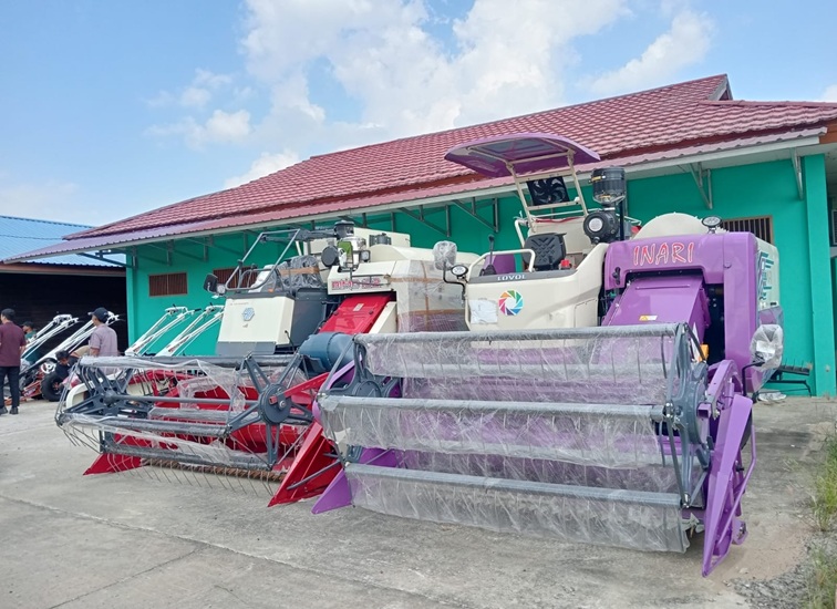 Alsintan yang didapatkan oleh 5 kecamatan Kukar untuk mendukung produktivitas pertanian, diberikan di BBI Desa Rempanga, Kamis (6/8/2026). (M. As'ari/Lingkarkaltim)