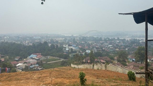 kabut asap selimuti Kecamatan Tenggarong, Senin (31/8/2026) (Rizki/Lingkarkaltim)
