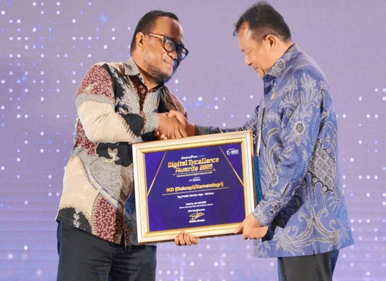 Penyerahan penghargaan pada ajang JawaPos.com Digital Excellence Awards 2026
