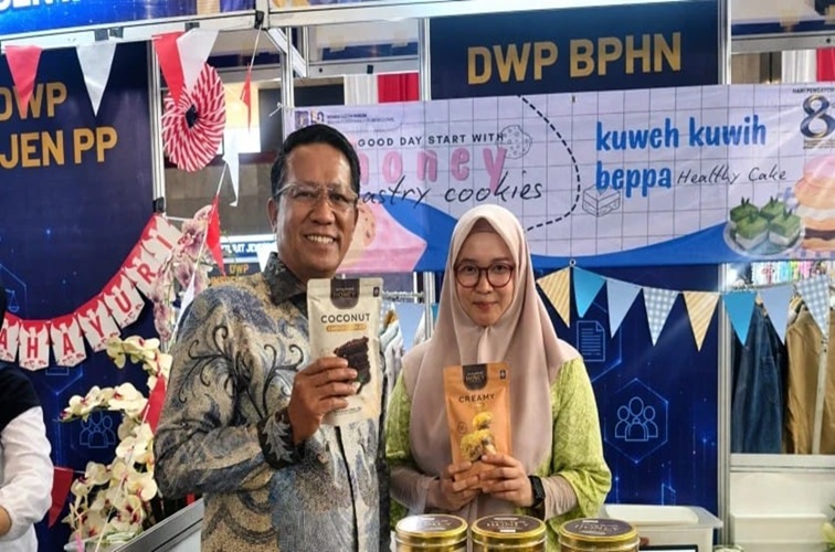 Pameran bazar produk UMKM dalam rangkaian kegiatan yang diikuti oleh DWP BPHN (Darwa Wanita Persatuan Badan Pembinaan Hukum Nasional).