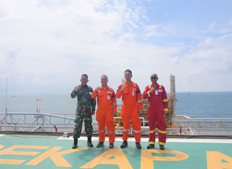 Komandan Pangkalan TNI Angkatan Laut (Danlanal) Balikpapan Letkol Laut (P) Rudhiro Pratomo, S.A.P. saat kunjungan ke fasilitas operasi migas lepas pantai Bekapai, Rabu (22/7/2026).