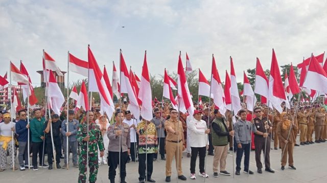 Pembagian bendera Merah Putih di Pujasera Tenggarong pada Senin, (10/8/2026). (M. As'ari/Lingkarkaltim)