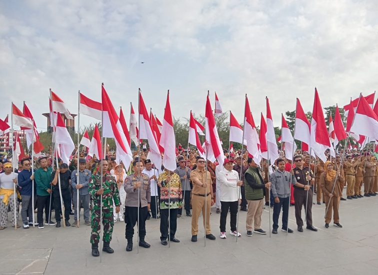 Pembagian bendera Merah Putih di Pujasera Tenggarong pada Senin, (10/8/2026). (M. As'ari/Lingkarkaltim)
