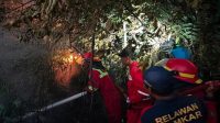 Personel pemadam kebakaran saat berupaya memadamkan kobaran karhutla di kawasan Kecamatan Sanga-Sanga. (Doc. Disdamkarmatan Kukar).